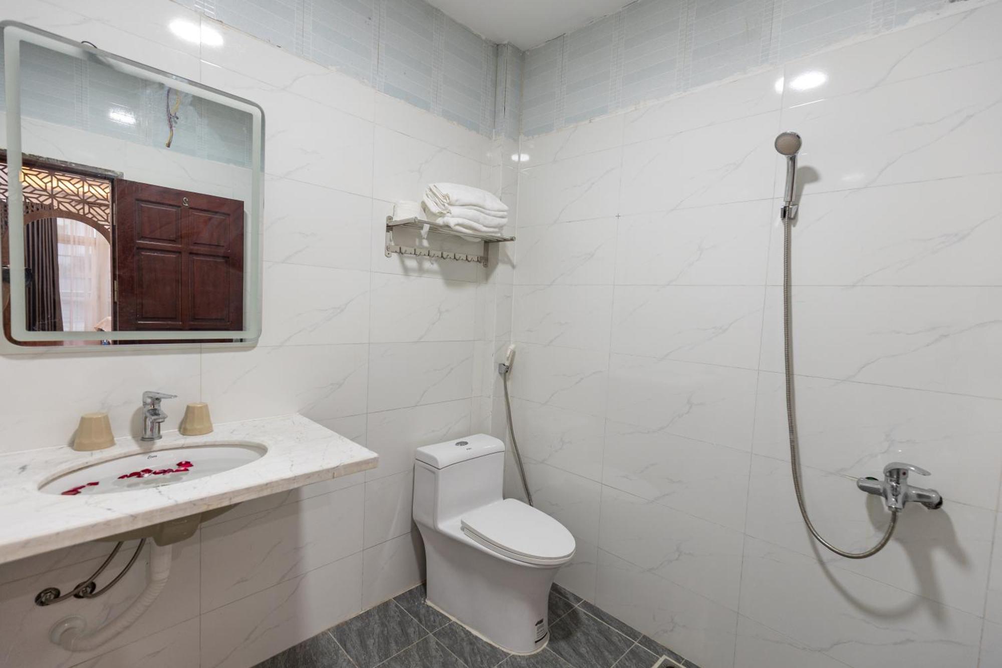 Hoang Gia Hotel Dong Anh Exterior photo